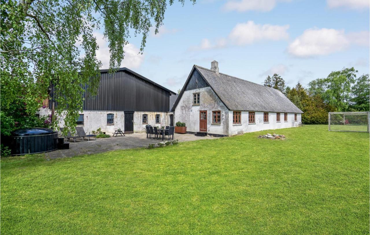 Nice home in Søllested w/ WiFi&4 Bedrooms Eksteriør bilde